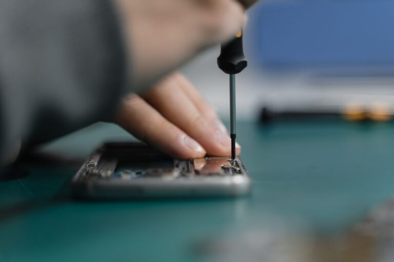 Telefonų ekrano keitimas Klaipėdoje: ką būtina žinoti prieš nešant įrenginį į remontą
